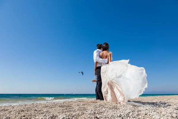 Gelin ve damat, güneş ışığının üstünde güzel bir tropik birlikte olmak — Stok fotoğraf