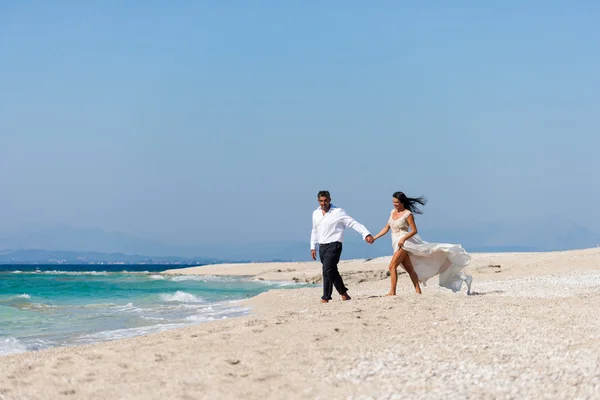 Noiva e noivo na praia tropical — Fotografia de Stock