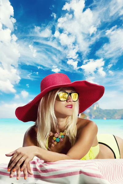 Szőke nő kalapban a strandon — Stock Fotó