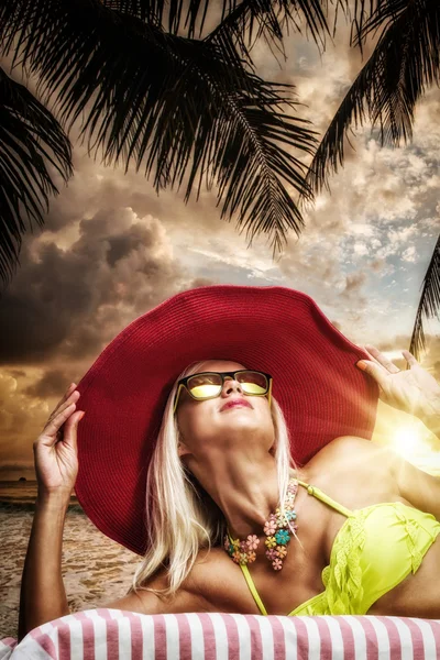 Mulher loira de chapéu na praia — Fotografia de Stock