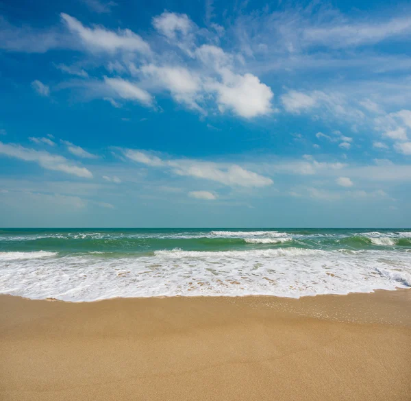 Bela praia e mar tropical — Fotografia de Stock