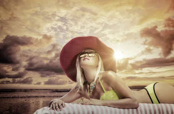 Schöne Frau am Strand. — Stockfoto