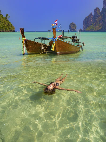 Donna che si rilassa nel mare all'isola di Koh Phi Phi a Krabi — Foto Stock