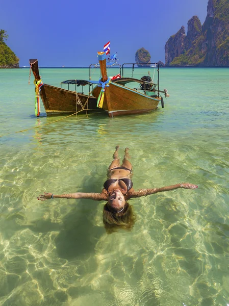 Woman relaxing in the sea at Koh Phi Phi island in Krabi — Stock Photo, Image