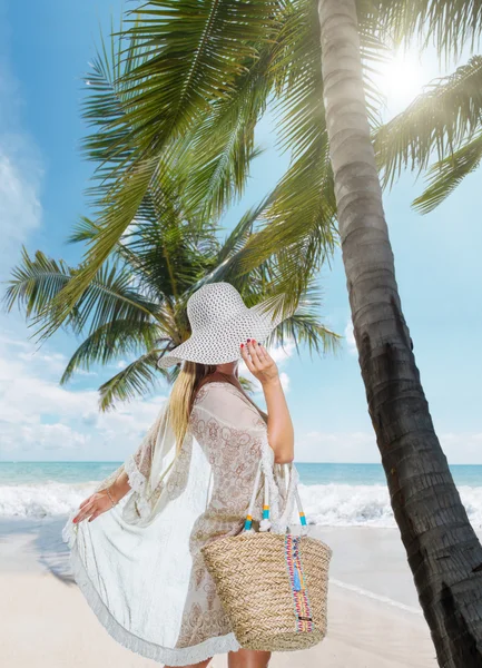 Kvinna avkopplande på stranden — Stockfoto