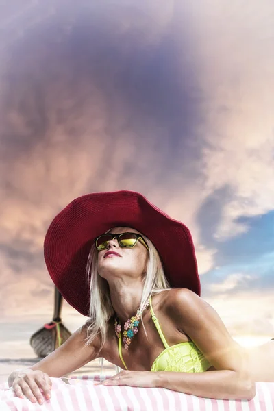 Giovane donna con un cappello di paglia — Foto Stock