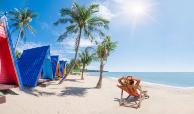 Sahilde güzel bir kadın