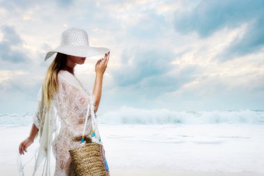 Kumsalda dinlenen bir kadın.