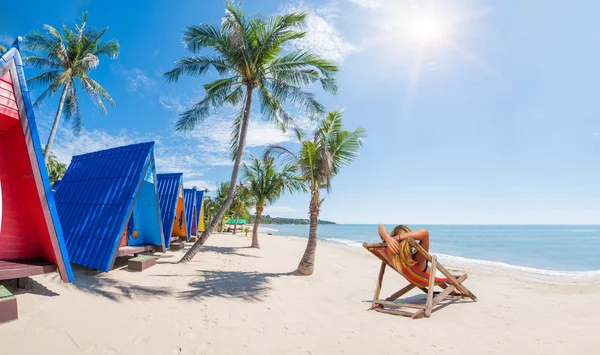 Piękna kobieta na plaży — Zdjęcie stockowe