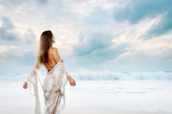 Vrouw ontspannen op het strand — Stockfoto