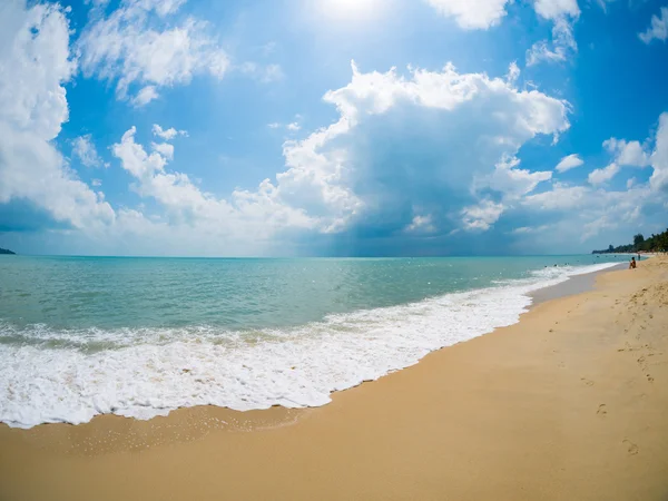 Bela praia e mar tropical — Fotografia de Stock