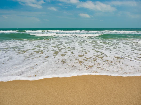 Bela praia e mar tropical — Fotografia de Stock