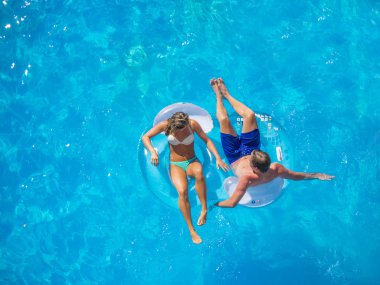 Çift havuzda eğleniyor