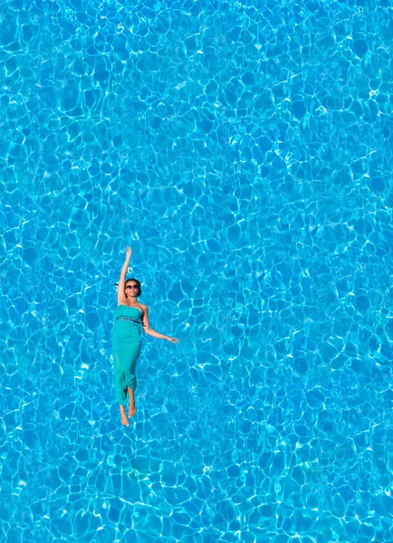 Flutuando na piscina — Fotografia de Stock