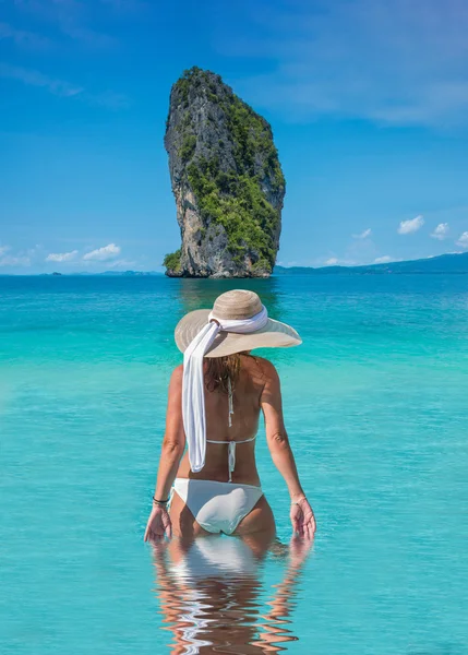 Jeune femme portant un chapeau de paille — Photo