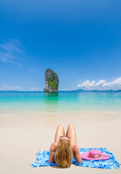 Belle femme sur la plage — Photo