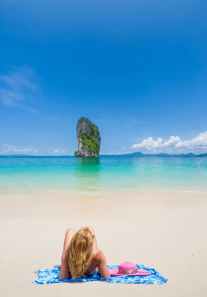 Bella donna sulla spiaggia — Foto Stock