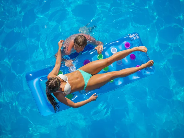 Pareja divirtiéndose en piscina —  Fotos de Stock