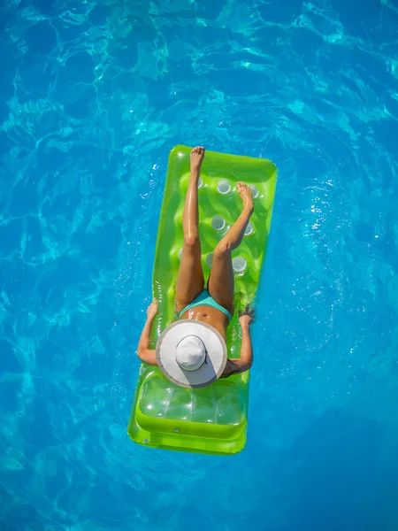 Chica relajante en la piscina — Foto de Stock