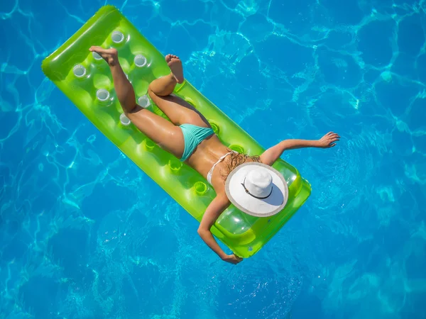 Menina relaxante na piscina — Fotografia de Stock