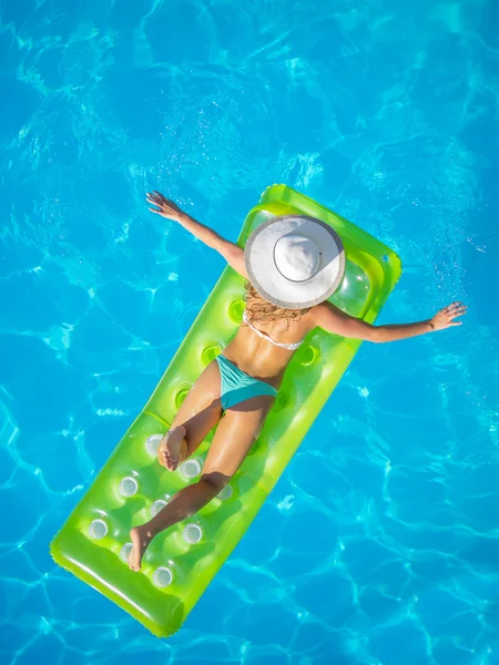Ragazza rilassante in piscina — Foto Stock