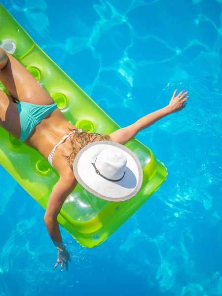 Девушка расслабляется в бассейне — стоковое фото