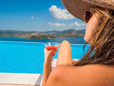 Sonsuzluk havuzu kenarında duran gelin