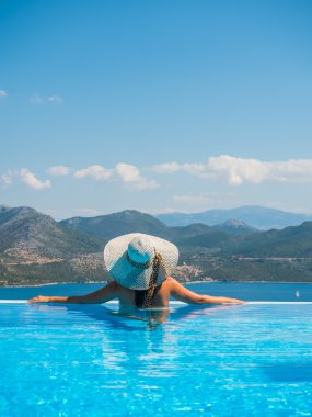 Beyaz bikinili seksi kadın sonsuzluk havuzu relax