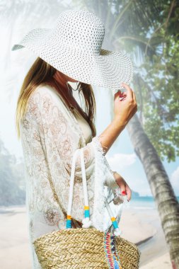 Kumsalda dinlenen bir kadın.