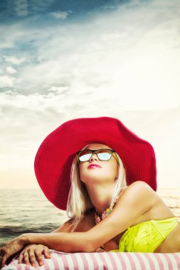 Kumsaldaki sarışın kadın.