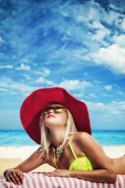 Sahilde güzel bir kadın. Tayland.