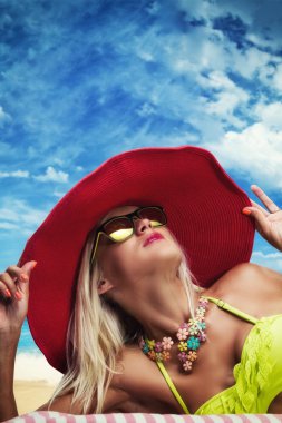 Sahilde güzel bir kadın. Tayland.