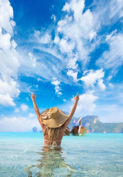 Mujer relajándose en la playa — Foto de Stock