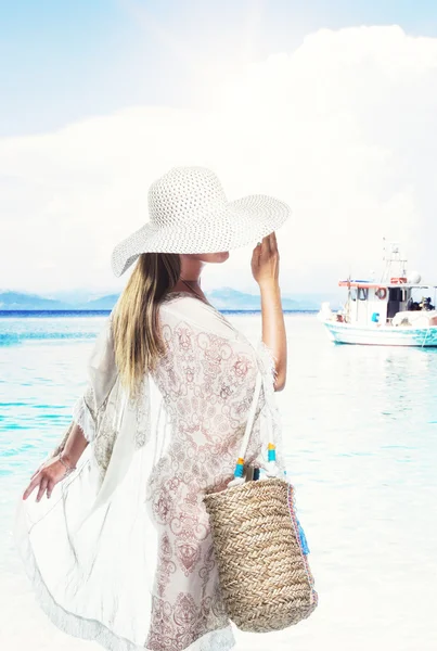 Classy young woman relaxing at the beach — Stock Photo, Image