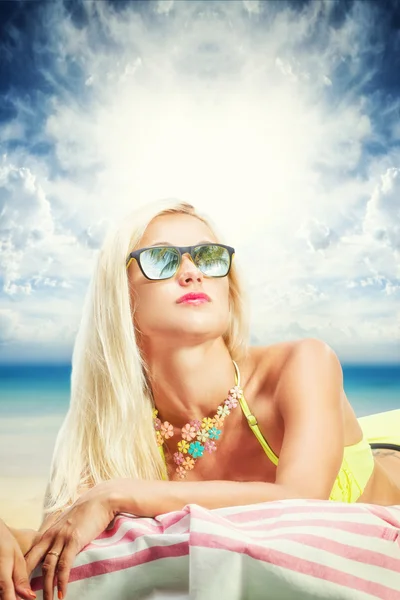 Hermosa mujer en la playa — Foto de Stock