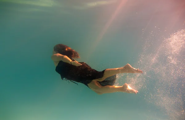 Junge Frau schwimmt ohne Wasser — Stockfoto