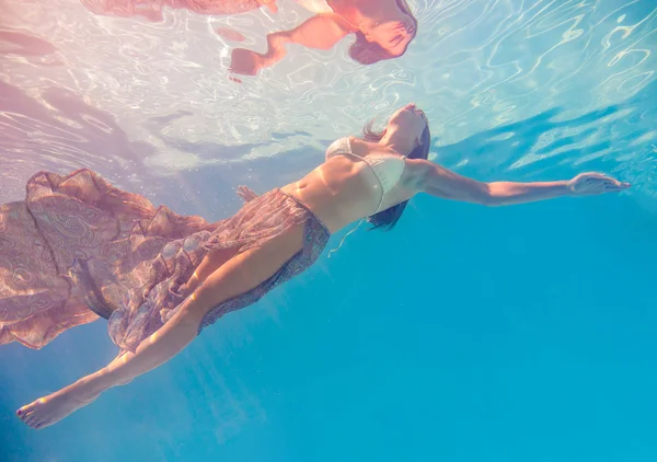 Junge Frau schwimmt ohne Wasser — Stockfoto