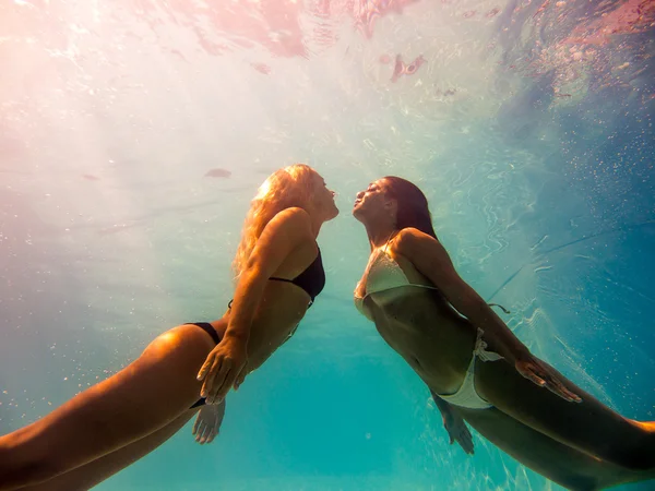 Dos mujeres jóvenes nadando bajo el agua —  Fotos de Stock