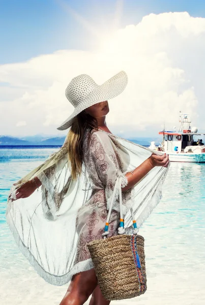 Giovane donna di classe che si rilassa in spiaggia — Foto Stock