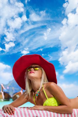 Sahilde güzel bir kadın.