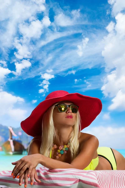 Mooie vrouw op het strand. — Stockfoto