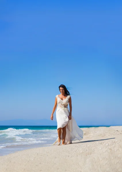 Bella sposa a piedi sulla spiaggia — Foto Stock