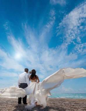 Gelin ve damat, güneş ışığının üstünde güzel bir tropik birlikte olmak