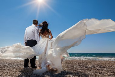 Gelin ve damat, güneş ışığının üstünde güzel bir tropik birlikte olmak