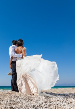 Gelin ve damat, güneş ışığının üstünde güzel bir tropik birlikte olmak