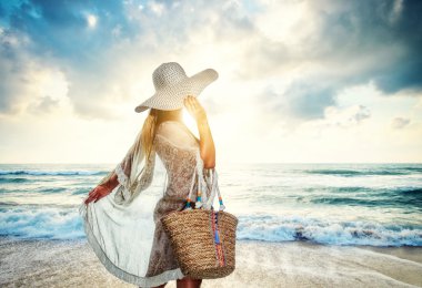 Zarif genç kadın sahilde rahatlatıcı