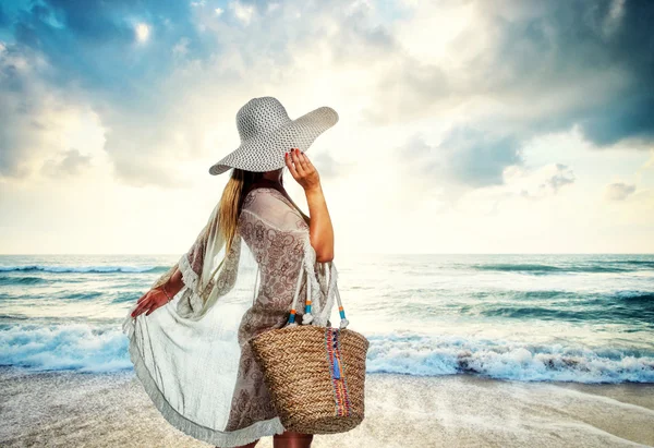 Kobieta relaksująca się na plaży — Zdjęcie stockowe
