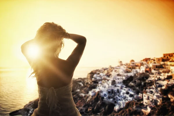 Novia en vestido de novia blanco al atardecer en Santorini —  Fotos de Stock