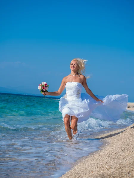 Giovane sposa in nozze sogna di divertirsi sulla spiaggia — Foto Stock