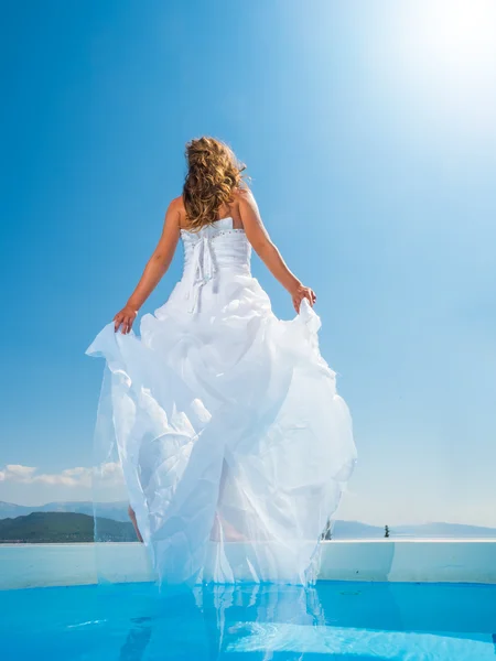 Sposa in piedi sul bordo — Foto Stock